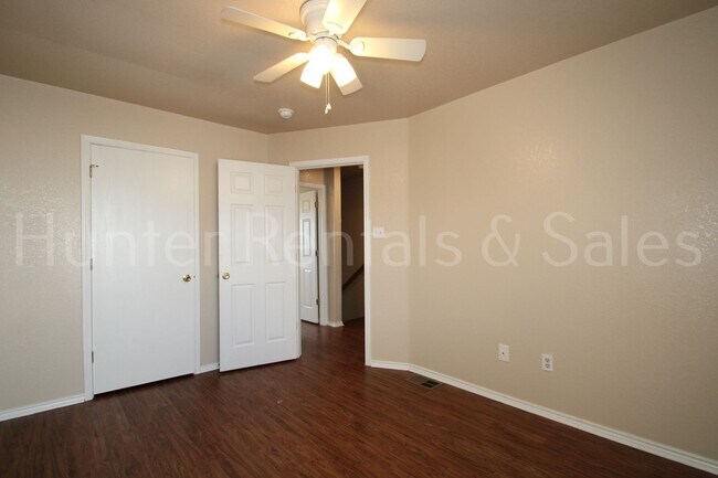 Building Photo - Spacious Three-Bedroom!