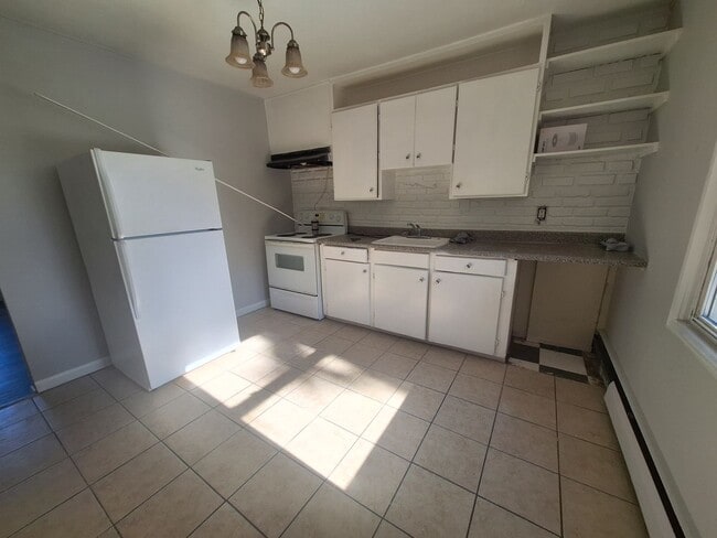 Building Photo - Charming 3 bedroom ranch