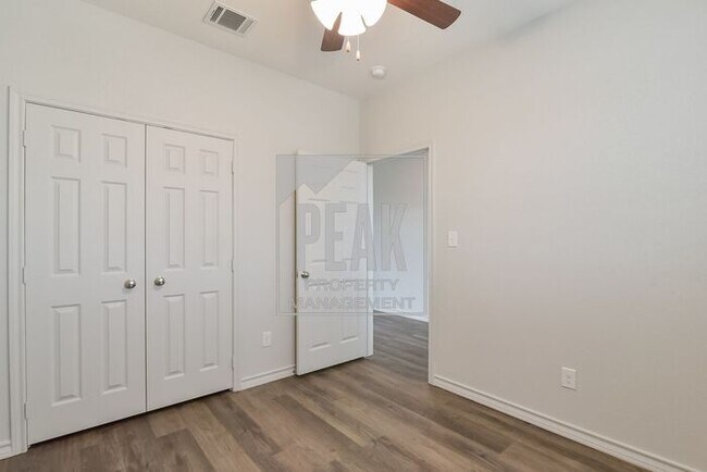 Building Photo - $1395! Stunning Fort Worth Duplex Available for Rent! Stainless Steel Fridge included!