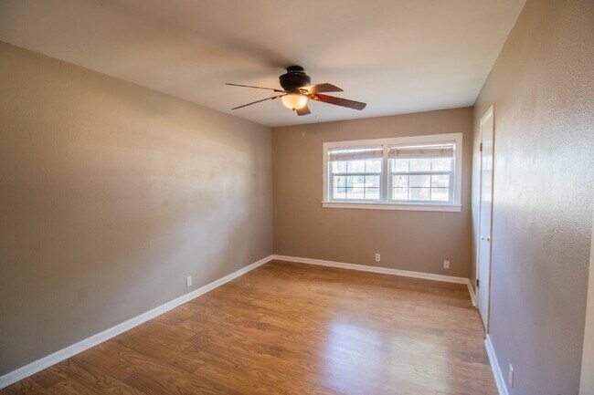 Building Photo - Spacious 3-bedroom home!