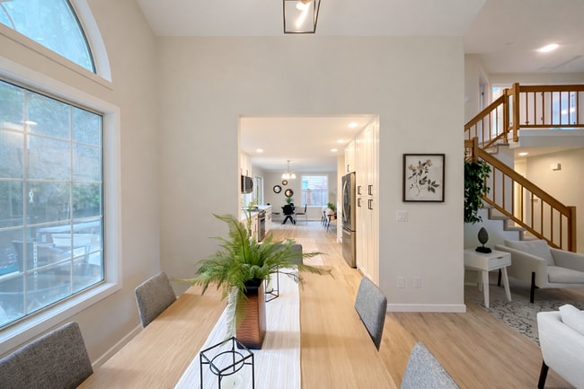 Building Photo - Spacious 3-Bedroom Home with Sunroom in Private Lake Community – Everett