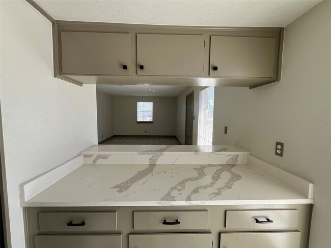 Building Photo - 1042 W Village Ct