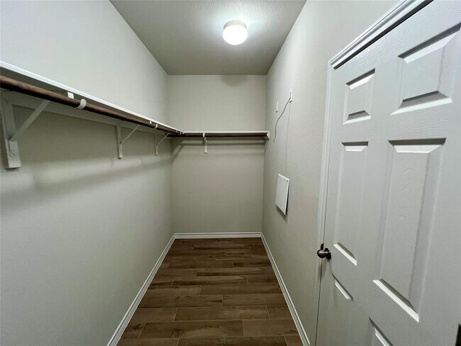 Building Photo - 11908 Saddle Rock Dr