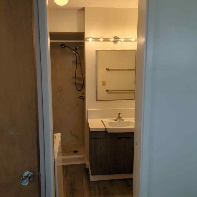 Building Photo - SKY TOWER / WARD - 2BR/2BA/1PRK Partly Furnished