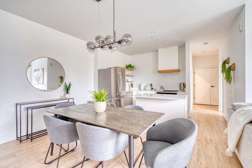 Building Photo - 4980 N Vancouver Ave