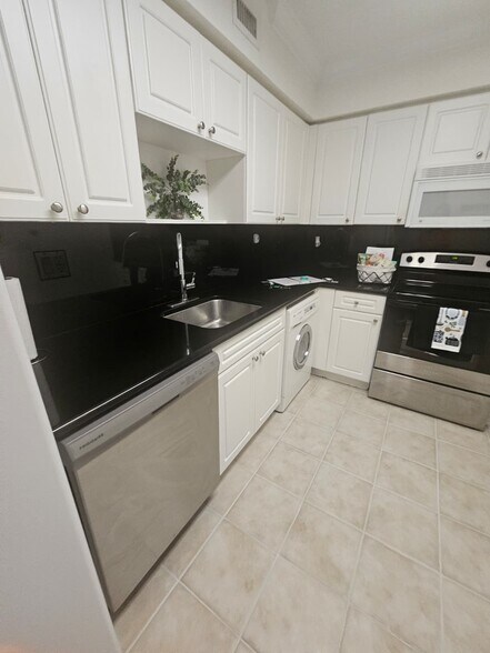 Building Photo - 2501 S Ocean Dr