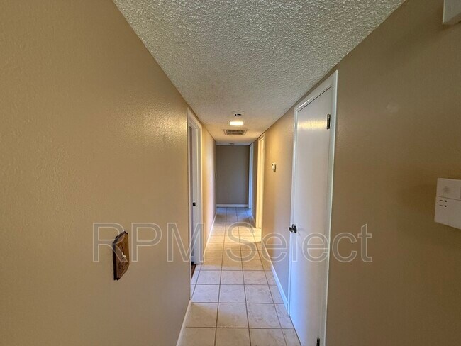 Building Photo - 1017 Silver Lake Dr