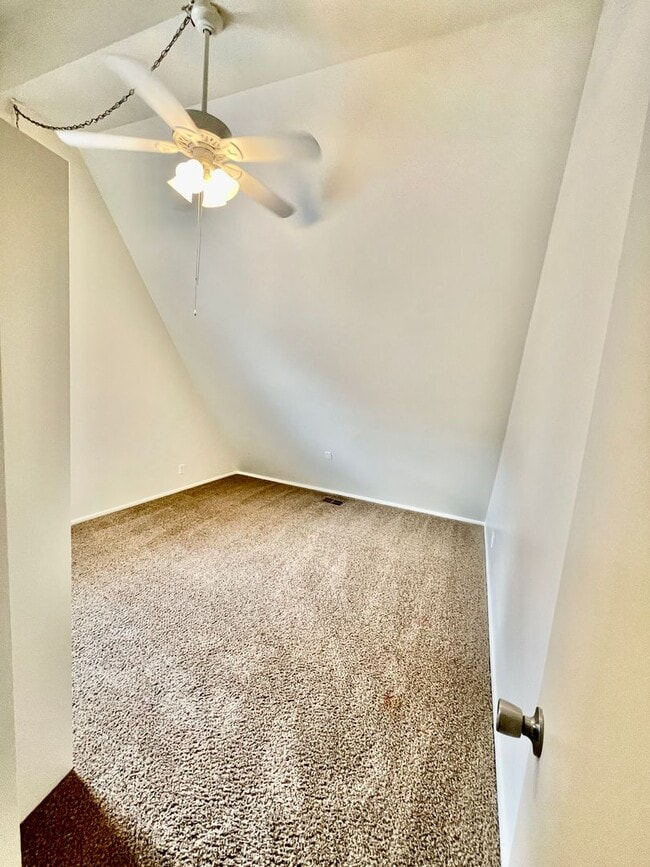 Building Photo - Sunny Dale Townhome