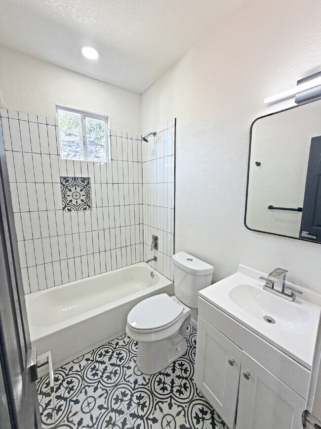 Building Photo - 338 SW 42nd St