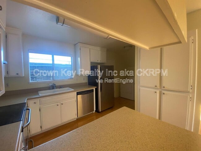 Building Photo - 80 Portola Way