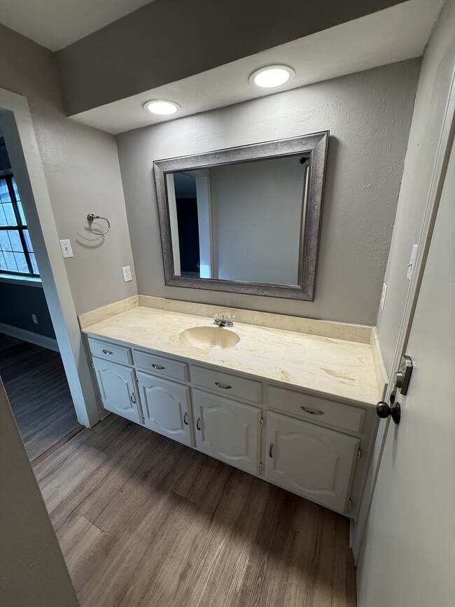 Building Photo - 207 E Kimbrough St