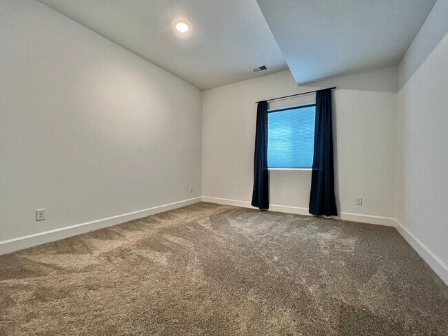 Building Photo - 5636 Bay Hl Dr