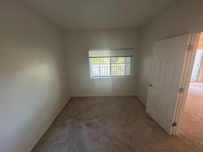 Building Photo - 3 Bed, 2 bath 3rd floor Condo w/garage in ...