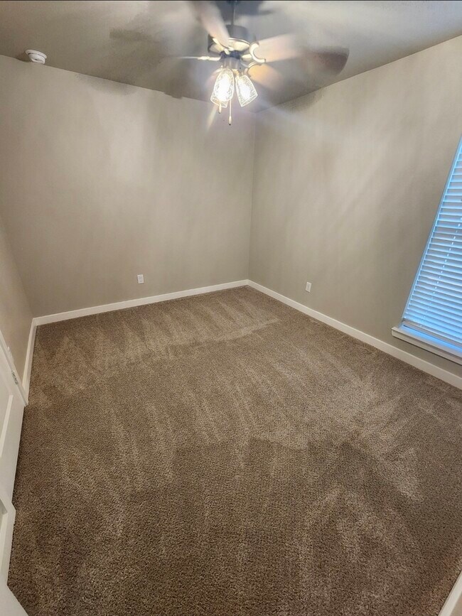 Building Photo - 3 bed 2 bath home in Lone Star Trails! 2 car garage