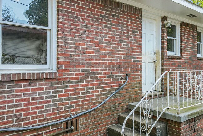 Building Photo - 402 Carver Ave