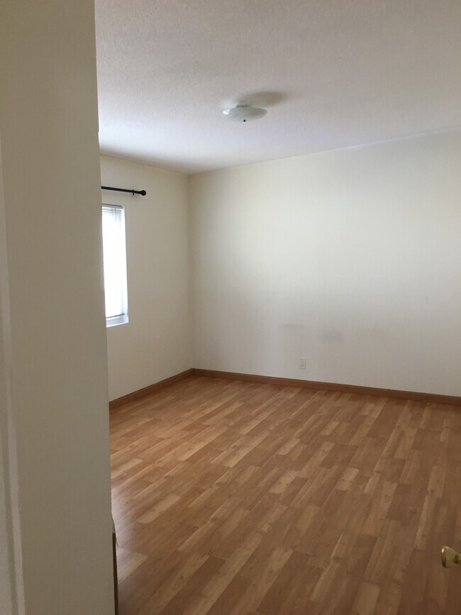 Building Photo - 416 Rosecrans Ave