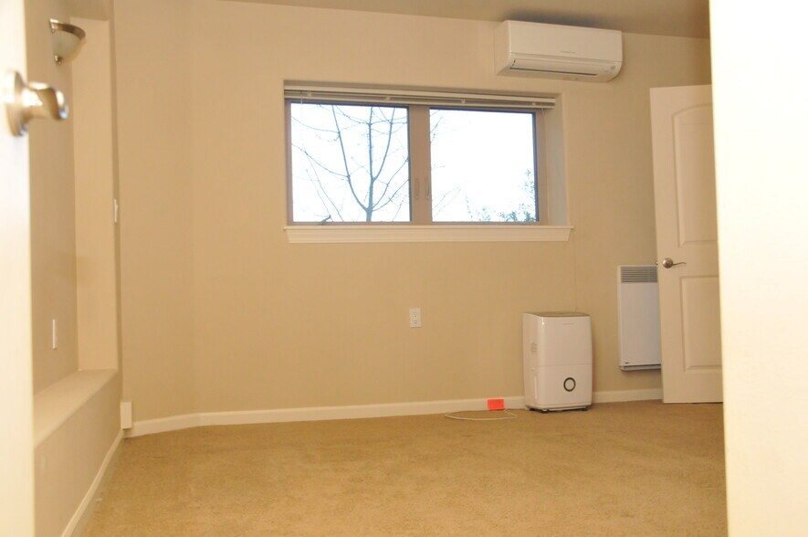 master window - 5040 Ivanhoe Pl NE