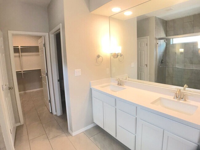 Building Photo - Los Lunas 3 bedroom! Tile Throughout! Refrigerated Air! Spacious living area