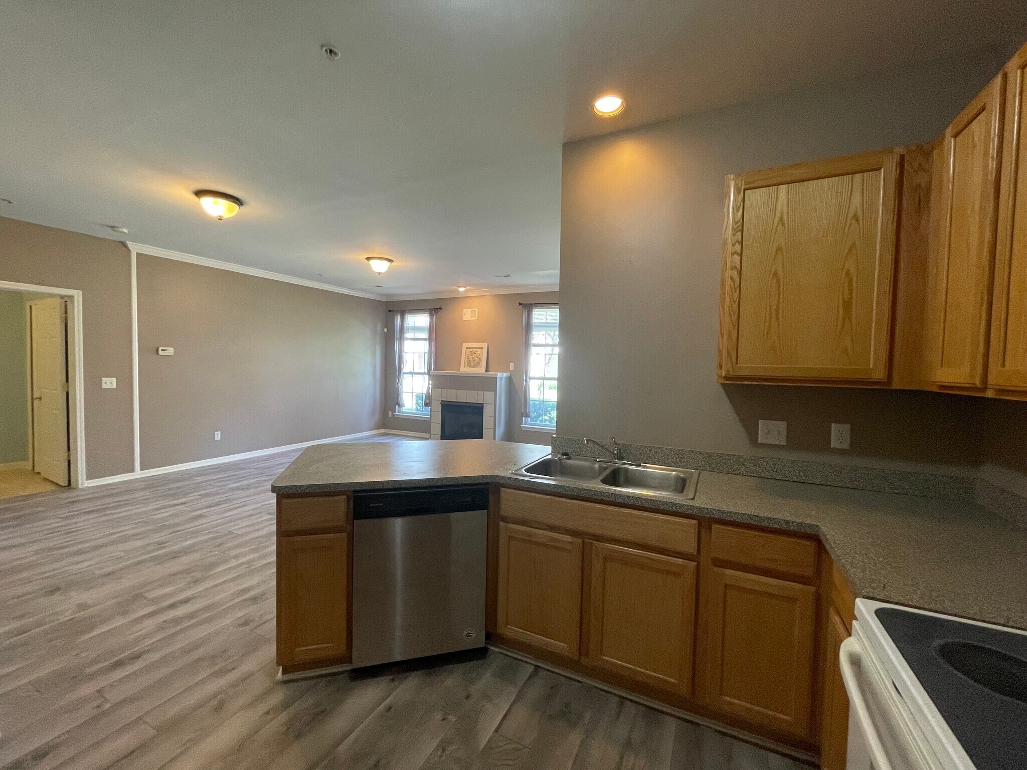 Building Photo - 10102 W Midway Ct