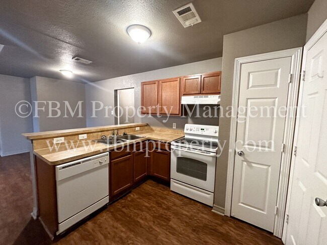 Building Photo - 1510 Drexel Drive - Charming 3 Bedroom, 2 Bathroom Brick Duplex in Waxahachie, TX!