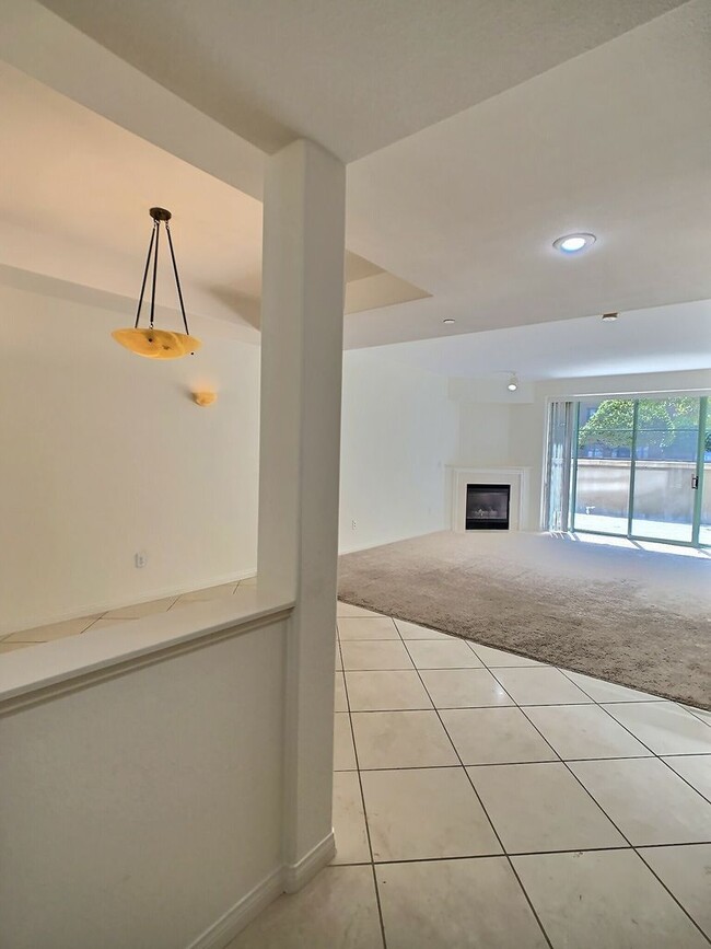 Building Photo - Paseo Plaza Condo For Rent in the Heart of...