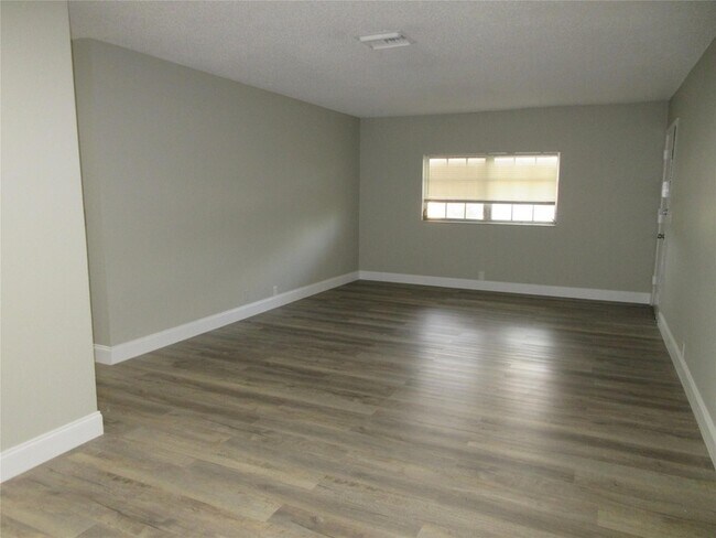 Building Photo - 4280 Woodside Dr