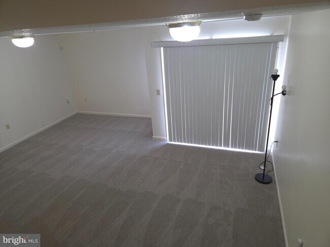 Building Photo - 2213 Montauk Dr