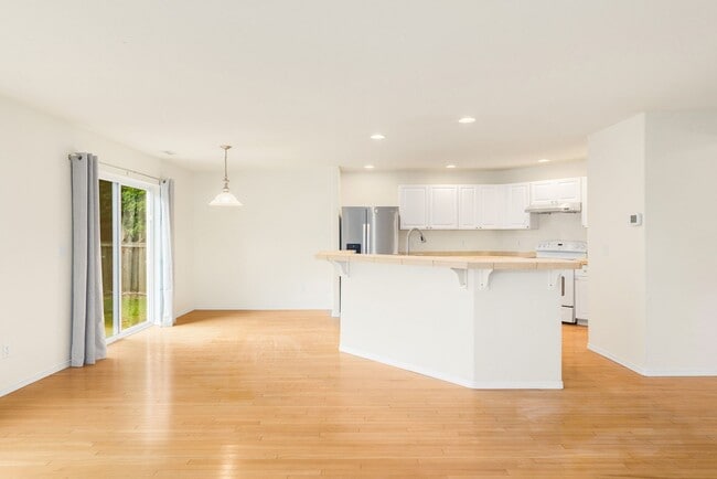 Building Photo - Covington Incredible 6 Bedroom 3.75 Bath Home