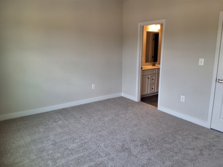 Building Photo - 16148 Hyde Pk Pl