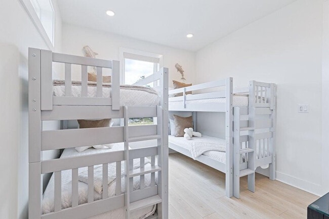 Building Photo - 68 Sarah St