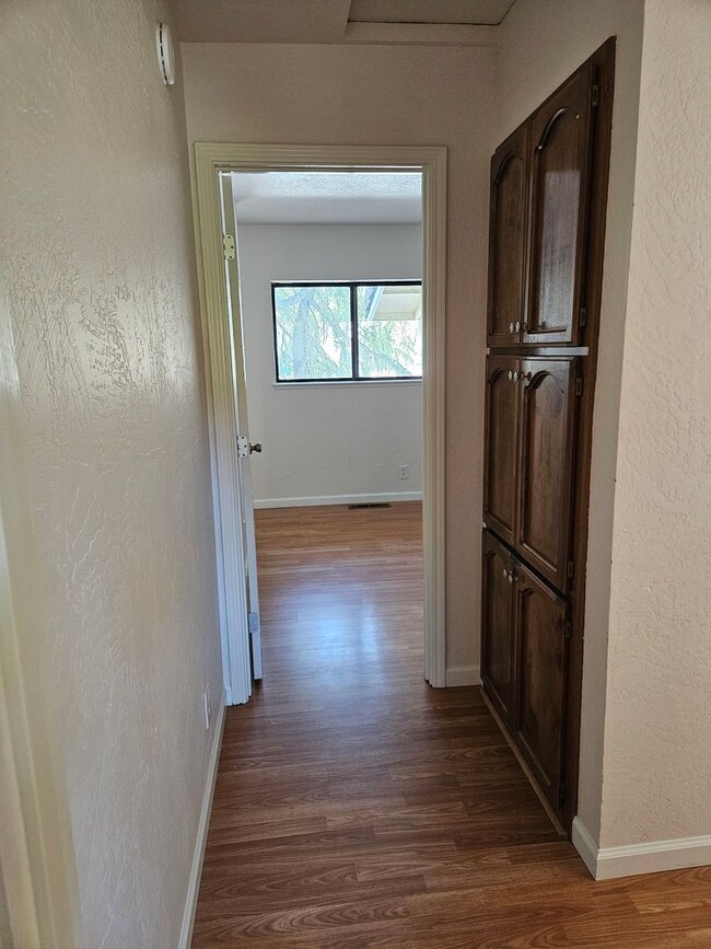 Building Photo - Turnkey Townhome