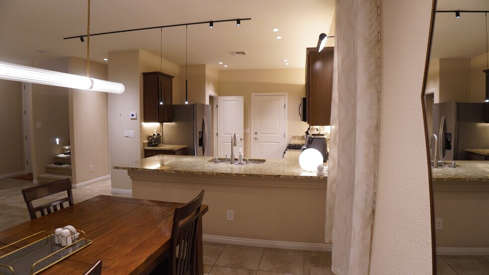 Building Photo - 5532 Autumn Cliffs Way