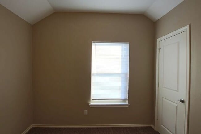 Building Photo - 2-Bedroom Townhouse for Rent in the Heart ...
