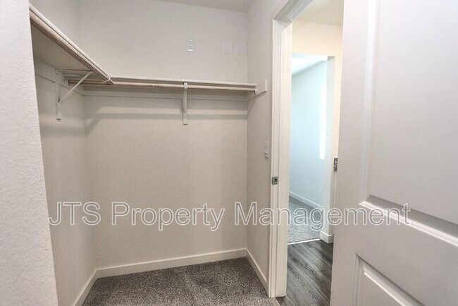 Building Photo - 2097 Shady Tree Cir