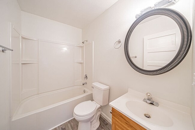 Building Photo - 3 bed 1 bath home recently renovated.