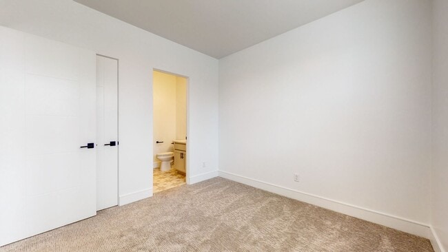 Building Photo - 1 bedroom Granny unit! (Above Garage) with...