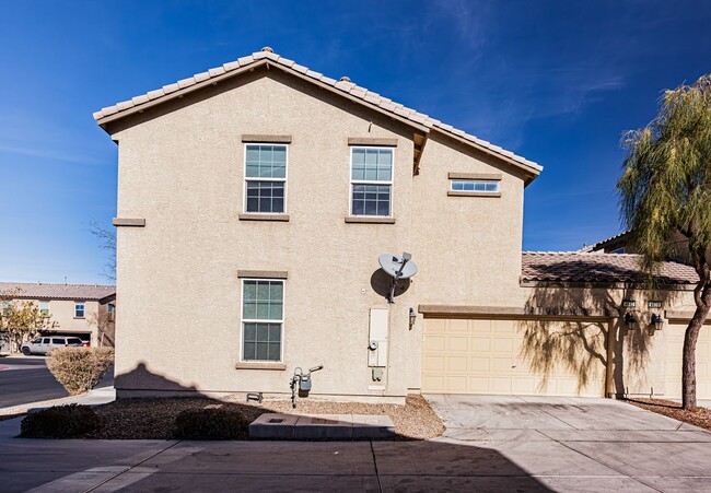 Building Photo - Beautiful two-story home