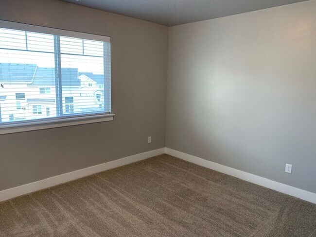 Building Photo - Beautiful Townhome in Great Location!
