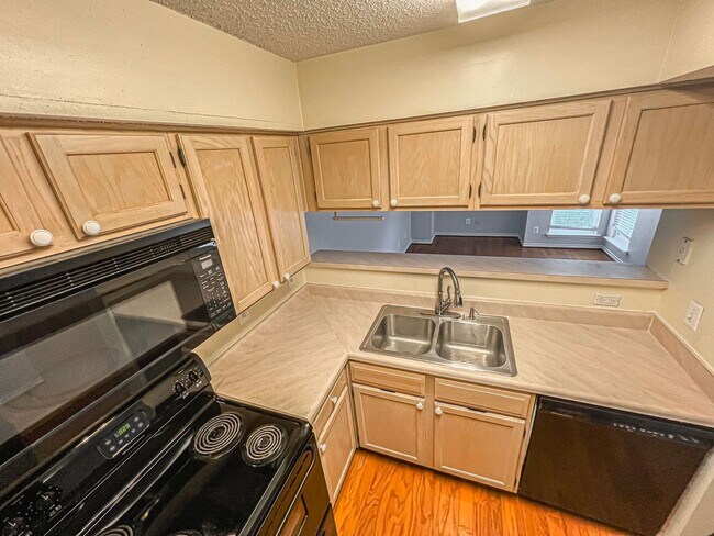 Building Photo - Charming 1 Bed 1 Bath Unit With Private Balcony In The Fountains At McLean - Water Included