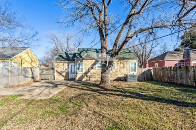 Building Photo - 3 bedroom 1 bath home - North Riverside