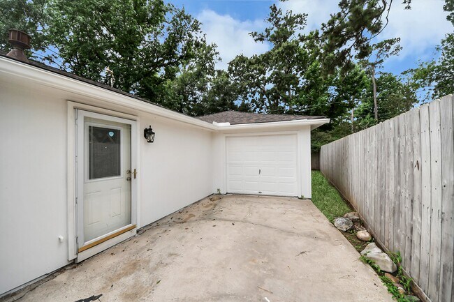 Building Photo - 25511 Many Oak Dr