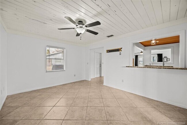 Building Photo - 1250 SE Petunia Ave