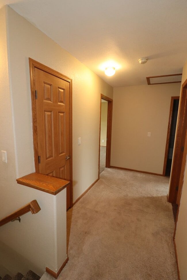 Building Photo - Spacious Town House for Rent