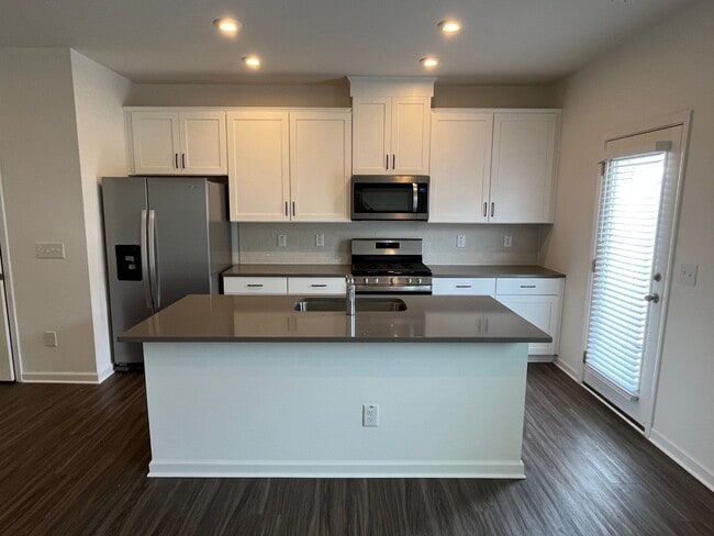 Building Photo - **OFFERING REFUNDABLE APPLICATION FEES & $100 MOVE IN PROMOTION** Stunning 3BD, 2.5BA Raleigh Tow...