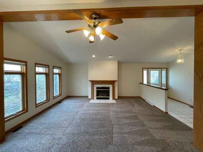 Building Photo - Spacious Duplex near Manhattan Country Club!