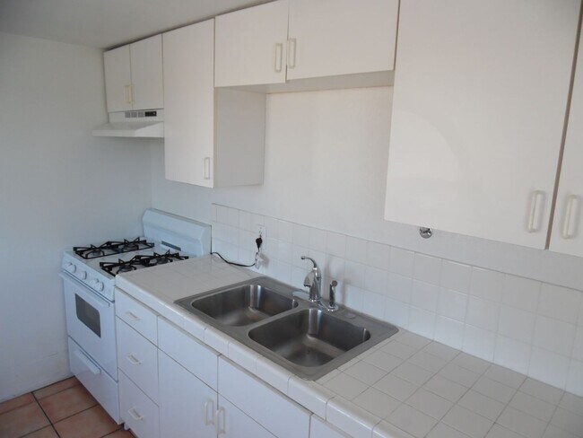 Building Photo - Point Loma 1BR 1BA A/C-Open Floor Plan-Beautiful Wood Flooring-Parking