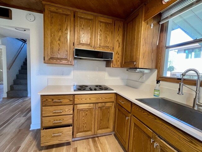 Building Photo - 2+ Bed / 1 Bath Charming House (with basement) in Sellwood