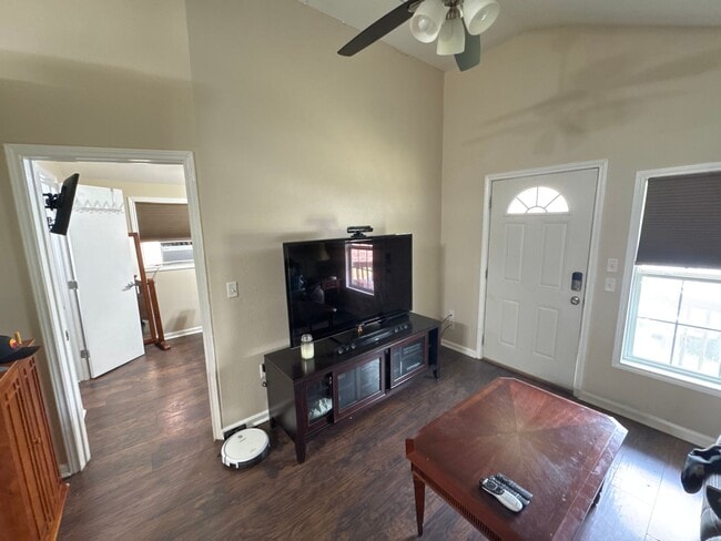 Building Photo - Updated 1 Bed 1 Bath Home - CLOSE TO DENTO...