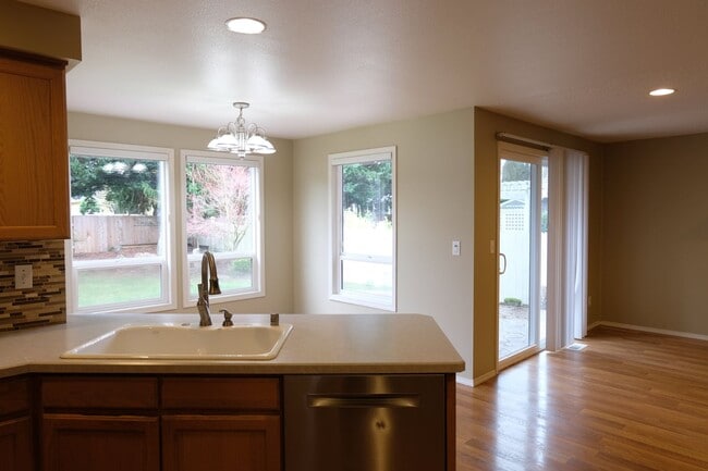 Building Photo - !!!HALF MONTH RENT FREE!!!? Beautifully Updated Home in a Peaceful, Highly Desirable Fisher’s Lan...