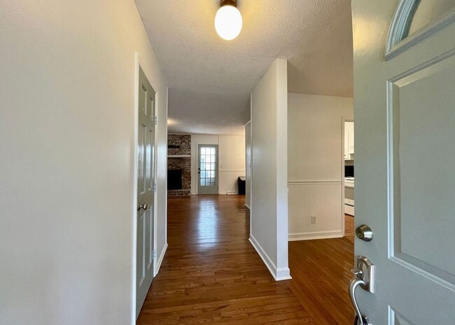 Building Photo - Available 8/1. Great 4 BR Home with Detach...